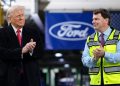 Trump es abucheado en una visita a una fábrica de Ford y responde con un gesto obsceno