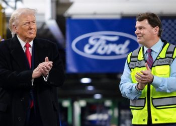 Trump es abucheado en una visita a una fábrica de Ford y responde con un gesto obsceno