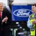 Trump es abucheado en una visita a una fábrica de Ford y responde con un gesto obsceno