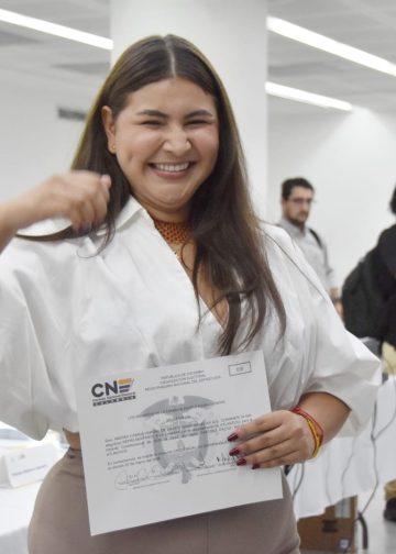 Andrea Vargas recibe credencial y reafirma su compromiso de trabajar por el Atlántico sin divisiones