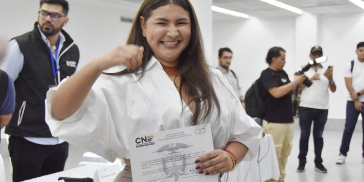 Andrea Vargas recibe credencial y reafirma su compromiso de trabajar por el Atlántico sin divisiones