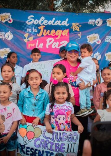 ¡En el día de la niñez, Soledad se la jugó por la paz en su chiva de la alegría!