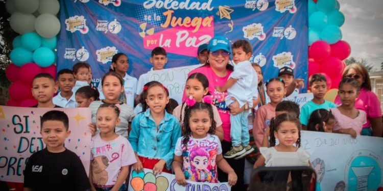 ¡En el día de la niñez, Soledad se la jugó por la paz en su chiva de la alegría!
