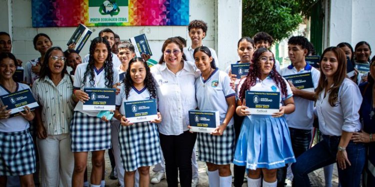 «El único reto que deben cumplir es estudiar» : alcaldesa de Soledad cumple la meta de entregar 2.270 tablets a estudiantes