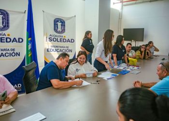 Soledad se pone al día con sus docentes: 761 bonos de dotación fueron entregados a 181 educadores