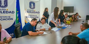 Soledad se pone al día con sus docentes: 761 bonos de dotación fueron entregados a 181 educadores